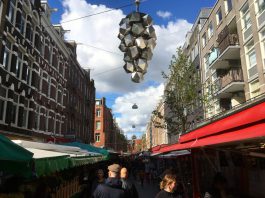 Lichtkunst boven de Ten Katestraat