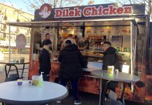 Bij kippenkoning Dilek op het Mercatorplein vliegen de grappen over de toonbank