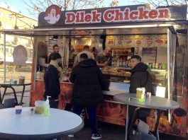 Bij kippenkoning Dilek op het Mercatorplein vliegen de grappen over de toonbank