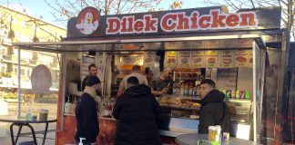 Bij kippenkoning Dilek op het Mercatorplein vliegen de grappen over de toonbank