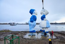 Doop voor reusachtig liefdespaar in haven