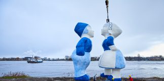 Doop voor reusachtig liefdespaar in haven