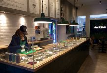 Een beetje hipster hapt in de sushi van Sushito in de J.P. Heijestraat.