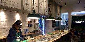 Een beetje hipster hapt in de sushi van Sushito in de J.P. Heijestraat.