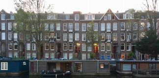 Huisbaas Oud-West (en VVD-Kamerlid) maakt excuses voor razziavergelijking