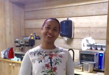 Bij de Pom bar in de Cabralstraat is het net klein Paramaribo