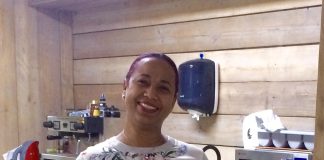 Bij de Pom bar in de Cabralstraat is het net klein Paramaribo