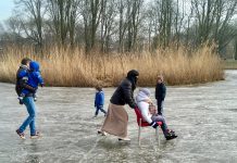 Gevaarlijk ijs: Politie stuurt schaatsers naar huis