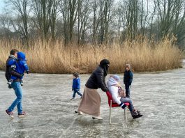 Gevaarlijk ijs: Politie stuurt schaatsers naar huis
