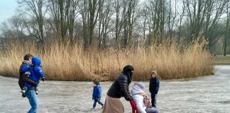 Gevaarlijk ijs: Politie stuurt schaatsers naar huis