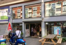 Onderscheiding voor ‘patatfilosoof’ in roerige buurt