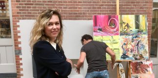 Kunstenaars presenteren zich aan buurt en bezoekers De Hallen