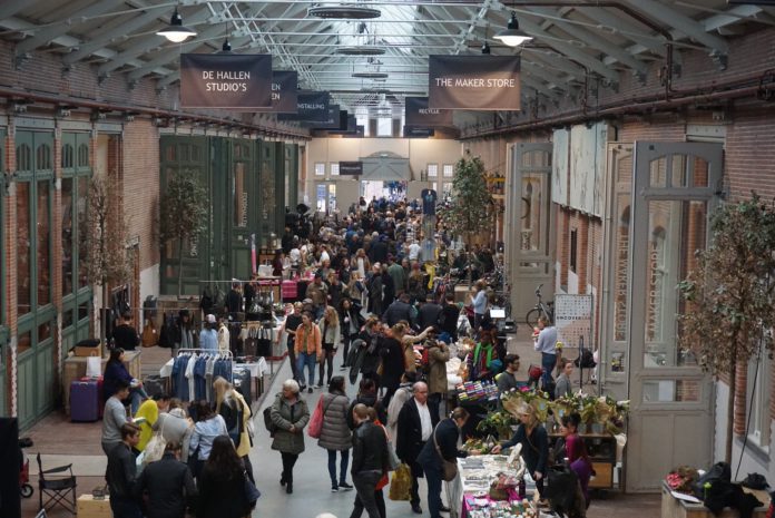 Markt in de passage van De Hallen