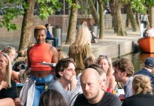 Buurt in Westerpark helpt tien jonge vluchtelingen