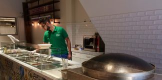 De Kinkerstraat heeft de eerste hummusbar van West