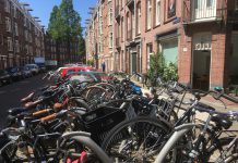 Bewoners gaan nieuwe fietsenrekken uitproberen