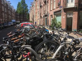 Bewoners gaan nieuwe fietsenrekken uitproberen