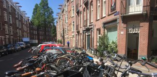 Bewoners gaan nieuwe fietsenrekken uitproberen