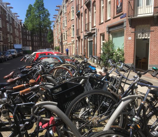 Bewoners gaan nieuwe fietsenrekken uitproberen