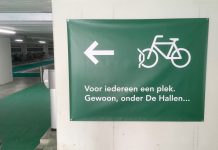 Zee van ruimte voor fietsers onder De Hallen