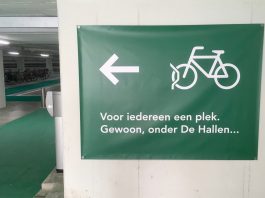 Zee van ruimte voor fietsers onder De Hallen