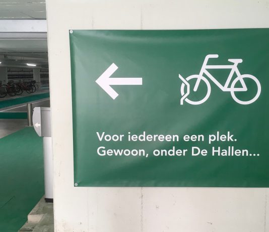 Zee van ruimte voor fietsers onder De Hallen