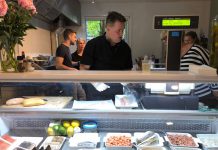 Jordanese gezelligheid bij viswinkel Zeeduivel in de J.P. Heije