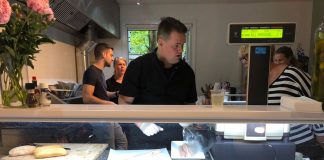 Jordanese gezelligheid bij viswinkel Zeeduivel in de J.P. Heije