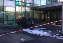 Busje rijdt gebouw Telegraaf binnen