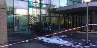 Busje rijdt gebouw Telegraaf binnen