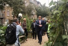 Koning bezoekt moestuin Kolenkitbuurt
