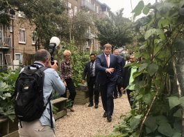 Koning bezoekt moestuin Kolenkitbuurt