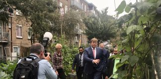 Koning bezoekt moestuin Kolenkitbuurt