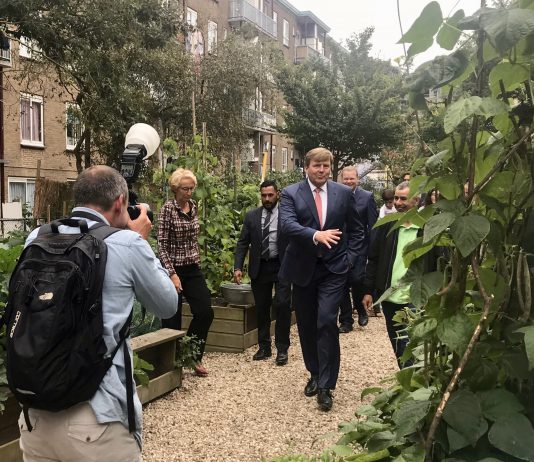 Koning bezoekt moestuin Kolenkitbuurt
