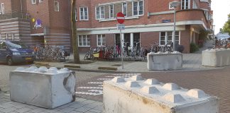 Betonblokken tegen foutparkeren bij school