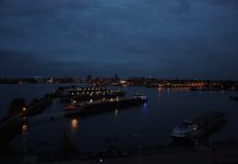 Show met 300 lichtgevende drones boven het IJ