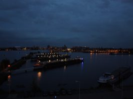 Show met 300 lichtgevende drones boven het IJ