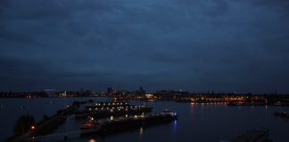 Show met 300 lichtgevende drones boven het IJ