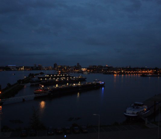 Show met 300 lichtgevende drones boven het IJ