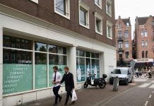 Pakkenwinkel opent deuren in Bilderdijkstraat