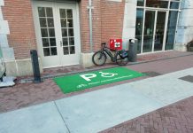 Parkeerplaats voor bijzondere fietsen bij De Hallen