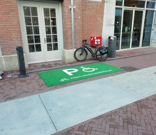 Parkeerplaats voor bijzondere fietsen bij De Hallen