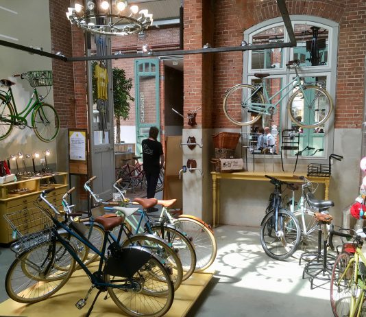 Daten op de fiets met drankje in De Hallen