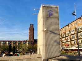 Tekst Van der Laan komt op zuil parkeergarage