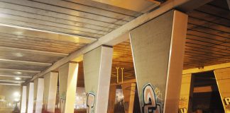 Spiegels maken viaduct lichter