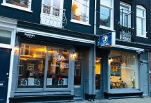 Wijn met gefrituurde olijven in de Jan Pieter Heijestraat