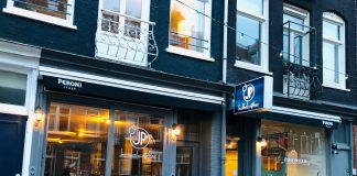 Wijn met gefrituurde olijven in de Jan Pieter Heijestraat