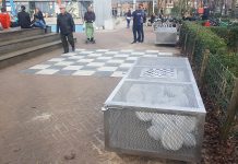 Mega-schaakbord op het Van Beuningenplein