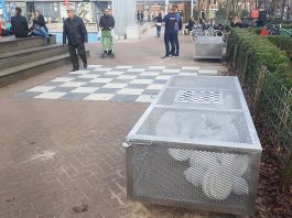 Mega-schaakbord op het Van Beuningenplein