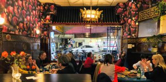 Funky Indiaas eten tussen de Chinese draken van Redbone